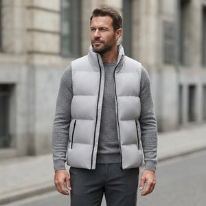 Homme portant la Doudoune sans Manche Slim Homme gris, coupe ajustée, maille col rond grise et pantalon anthracite