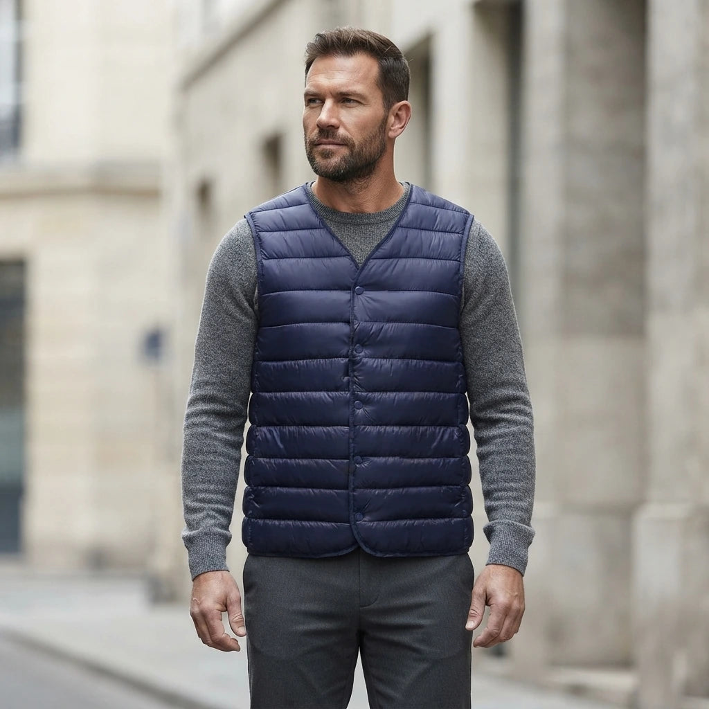 Doudoune sans manche ultra light homme bleu marine portee, encolure en V et pressions plates