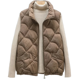 Doudoune sans manche violet, coloris camel, matelassage en vagues, sur un pull écru