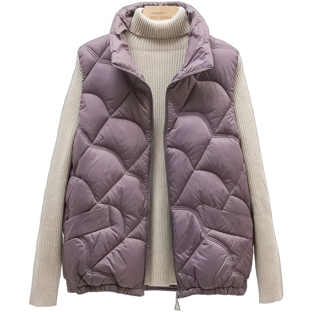 Doudoune sans manche violet mauve à matelassage en vagues, portée sur un col roulé écru