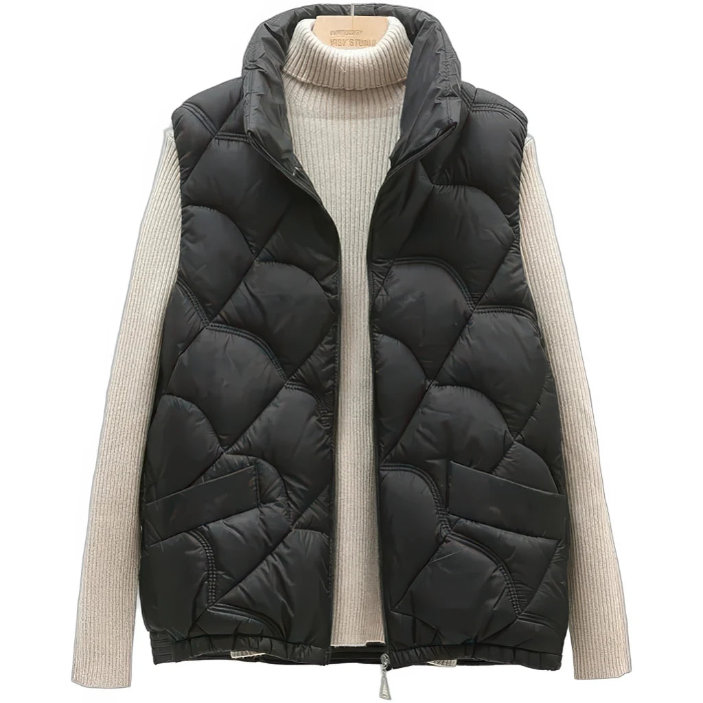 Doudoune sans manche violet, coloris noir, matelassage en vagues, sur un pull écru
