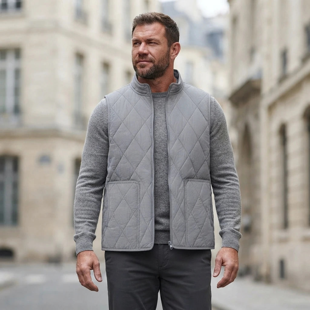 Gilet doudoune sans manche homme porte, gris clair, sur maille grise