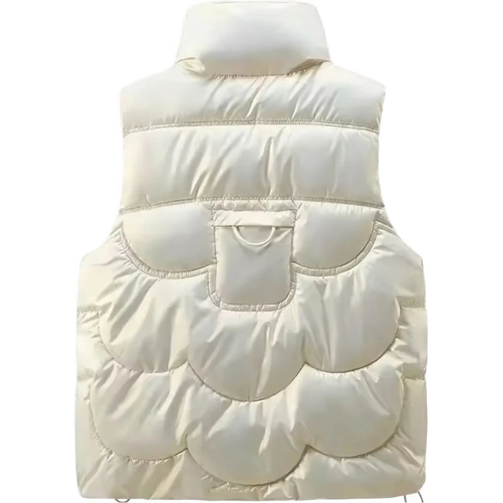 Mini doudoune sans manche femme beige vue de dos, matelassage en écailles et poche à anneau