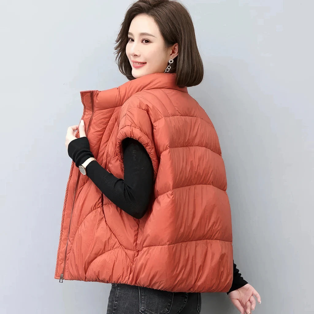 Veste Doudoune sans Manche Femme, portée avec un gant, terracotta